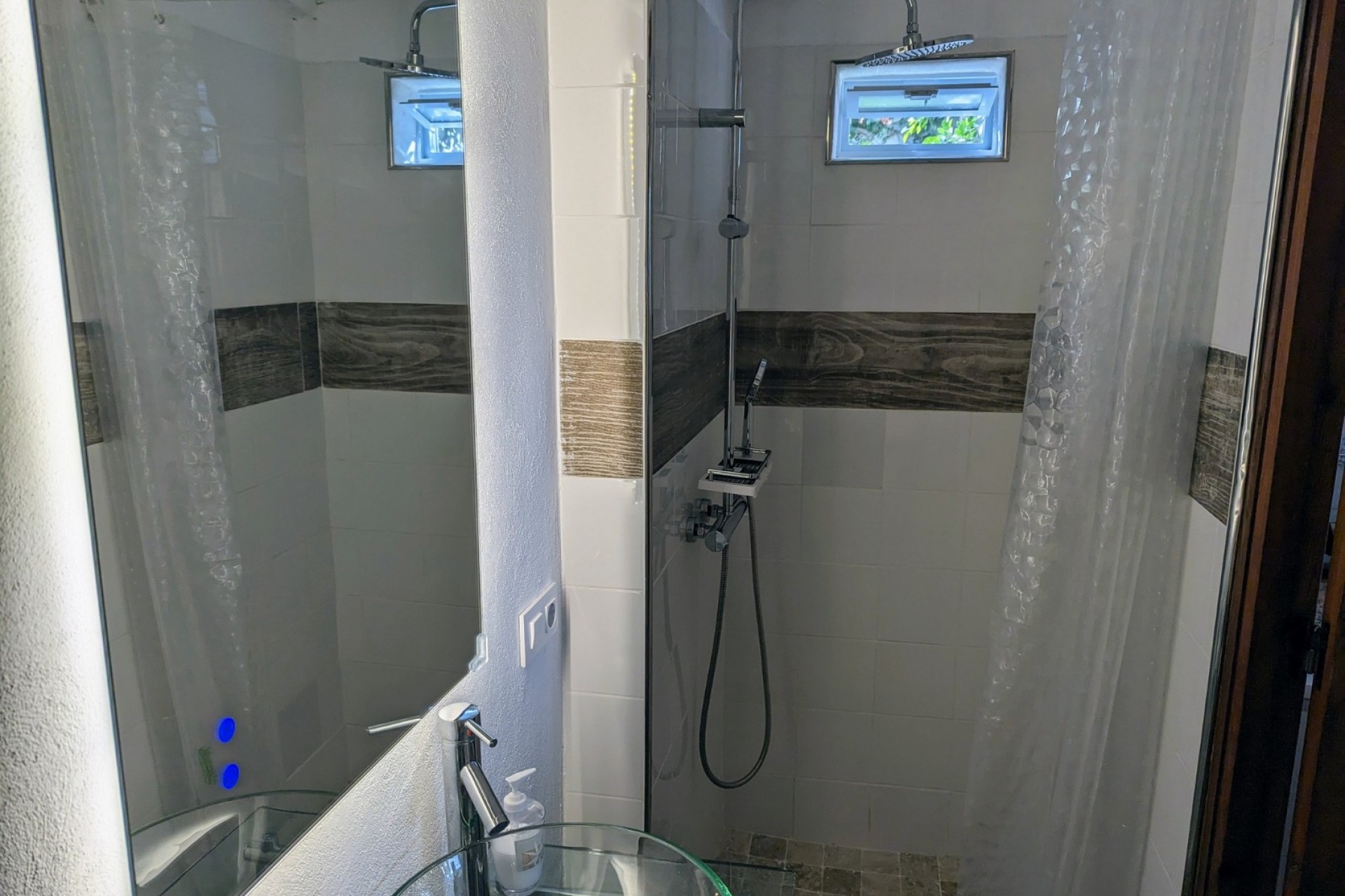 11 Bedrooms Bedrooms, ,8 BathroomsBathrooms,Villa,For Sale,1038