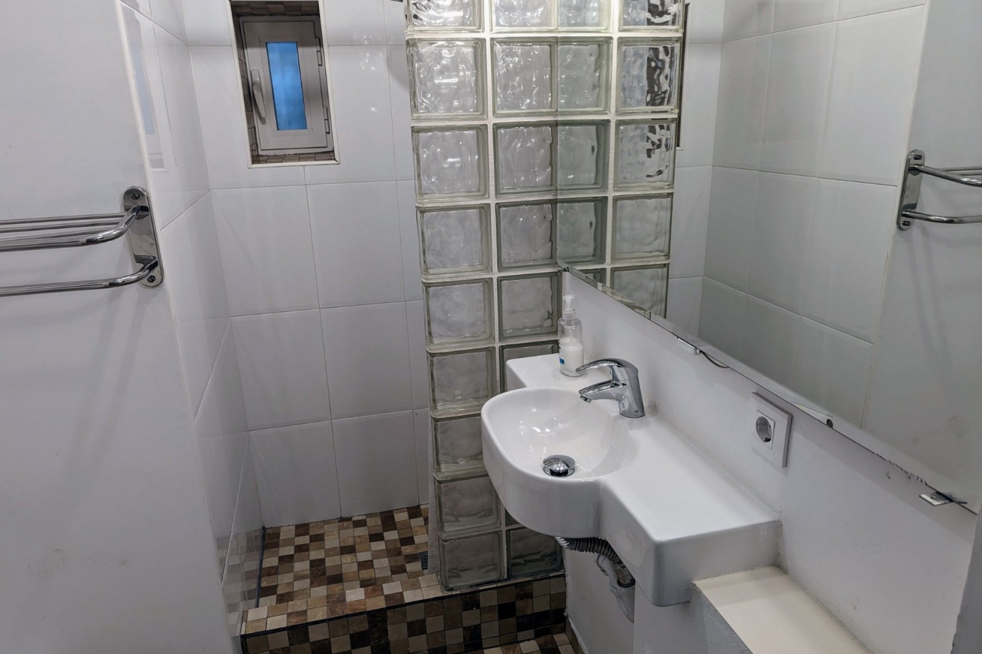 11 Bedrooms Bedrooms, ,8 BathroomsBathrooms,Villa,For Sale,1038